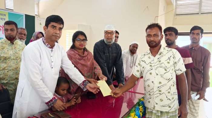 সাপাহারে প্রধানমন্ত্রীর ত্রাণ ও কল্যাণ তহবিলের নগদ অর্থ বিতরণ