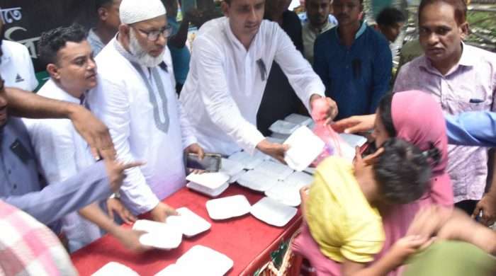 শহীদ জিয়ার শাহাদাত বার্ষিকীতে  দোয়া ও খাবার বিতরণ
