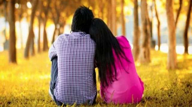 বিয়ের দাবিতে প্রেমিকের বাড়ীতে অনশন