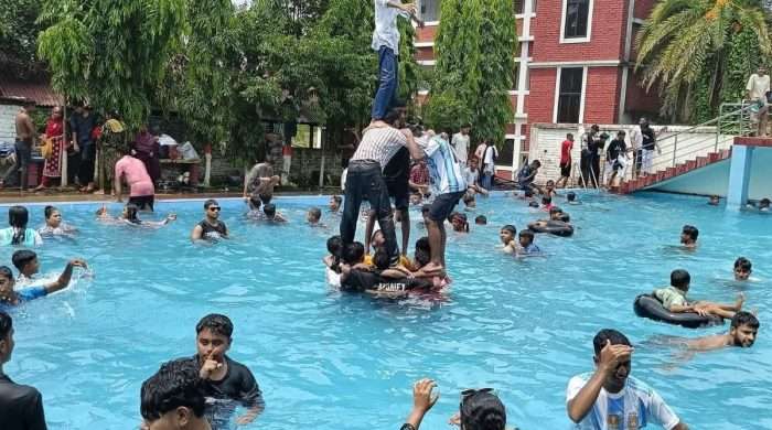 কালিয়াকৈর অতিরিক্ত তাপ প্রবাহে জনজীবন অতিষ্ট পর্যটন কেন্দ্র পার্ক বিনোদন ওয়াটার ফ্রন্ট পুল গুলোতে উপচে পরা ভিড়