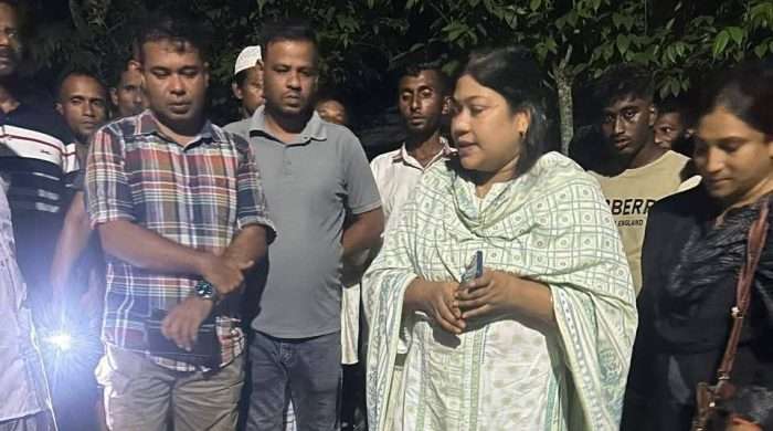 বাঘাইছড়িতে অগ্নিকান্ড ক্ষতিগ্রস্ত আনসার সদস্যের পাশে উপজেলা প্রশাসন