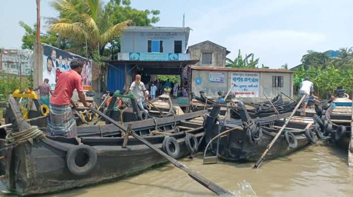 কর্ণফুলীতে সাম্পান ভাড়া বৃদ্ধি নিয়ে ক্ষোভ, আওয়ামী লীগ নেতার বিরুদ্ধে প্রভাব খাটানোর অভিযোগ