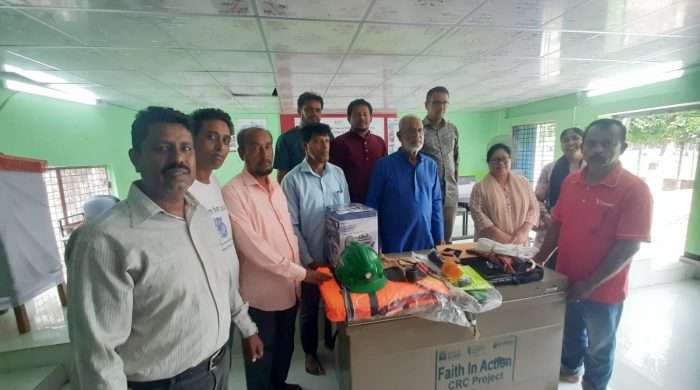 শ্যামনগরের গাবুরাতে দুর্যোগে আগাম সতর্কতা ও উদ্ধার অভিযানের জন্য সরঞ্জামাদি বিতরণ
