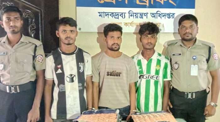স্কুল ব্যাগে বিশেষ কৌশলে ৮ হাজার ইয়াবা পাচারের সময় ৩ রোহিঙ্গা মাদক কারবারি আটক