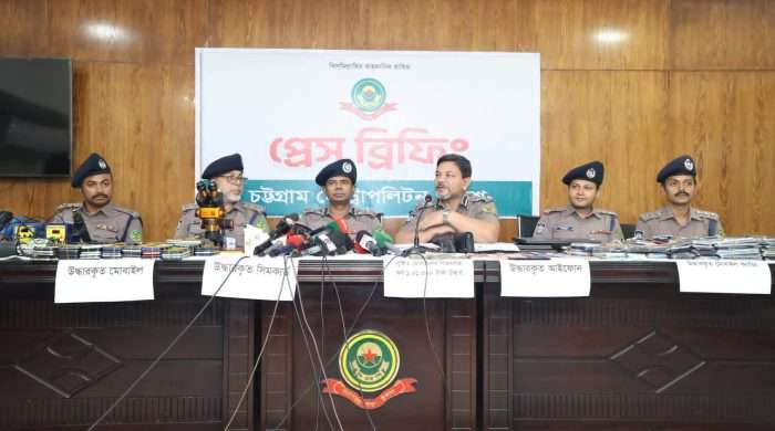 সিএমপির কোতোয়ালী থানার বিশেষ অভিযানে ডাকাতি, চুরি ও ছিনতাইকৃত ১৫৭টি মোবাইল ফোন, ০৫টি ল্যাপটপ, নগদ টাকা, আইএমইআই (IMEI) পরিবর্তনের মেশিন ও অন্যান্য সরঞ্জামাদি উদ্ধারসহ সংঘবদ্ধ চক্রের ০৫ সদস্য গ্রেফতার