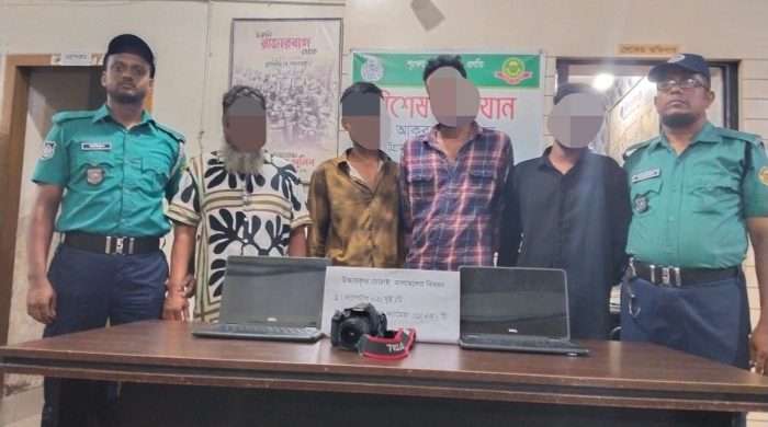 সিএমপি আকবরশাহ থানা পুলিশের বিশেষ অভিযানে পেশাদার চোর চক্রের ০৪ (চার) সদস্য গ্রেফতার; চোরাইকৃত ০২টি ল্যাপটপ ও ০১টি ডিএসএলআর ক্যামেরা উদ্ধার