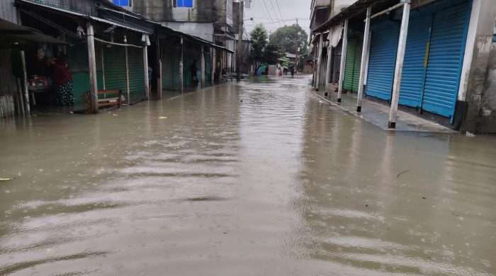 কালিয়াকৈরে অতি ভারী টানা বৃষ্টি বর্ষণে জলাবদ্ধতা সৃষ্টি,বসতবাড়ি  দোকান রাস্তায় পানি বন্ধী