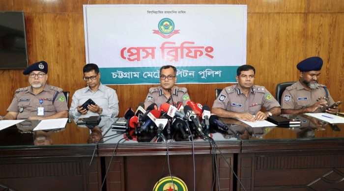 সিএমপি চকবাজার থানা ও একাধিক চৌকশ টিমের অভিযানে চাঁদা দাবির পর ইন্টারনেট সার্ভিস প্রদানকারী প্রতিষ্ঠানে হামলা, ভাঙচুর ও লুটপাটের ঘটনায় জড়িত ০৮ (আট) আসামী গ্রেফতার প্রসংগে