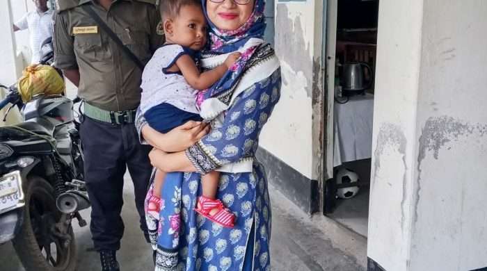 মা পরীক্ষার্থী, শিশুর দায়িত্বে ইউএনও