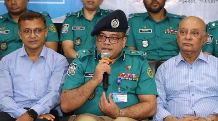 চট্টগ্রাম প্রেস ক্লাবে সাংবাদিকদের সাথে মতবিনিময় করেন সিএমপি কমিশনার
