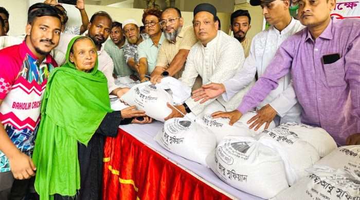 দুস্থ ও অসহায় হতদরিদ্রদের মাঝে ত্রাণ বিতরণ