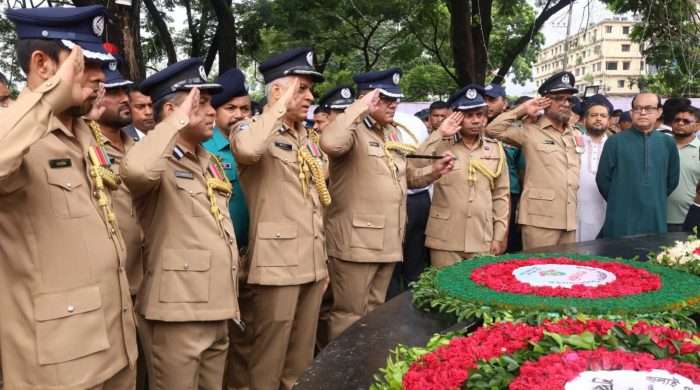 জুলাই গণঅভ্যুত্থান দিবস ২০২৬ উপলক্ষে জুলাই স্মৃতিস্তম্ভে চট্টগ্রাম মেট্রোপলিটন পুলিশ (সিএমপি)’র শ্রদ্ধাঞ্জলি