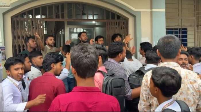 কালিয়াকৈর সরকারি কলেজের অধ্যক্ষ ও উপাধ্যক্ষের অপসারণের দাবিতে বিক্ষোভ মিছিল অবস্থান কর্মসূচি পালন করেন সকল শিক্ষার্থী
