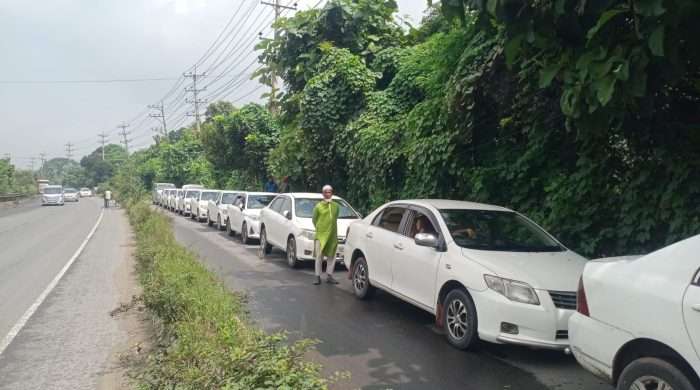 কালিয়াকৈরে সিএনজি স্টেশনে কয়েক কিলোমিটার জুড়ে দীর্ঘ লাইন তীব্র গ্যাসের সংকটে চালকদের জনজীবন বিপর্যস্ত