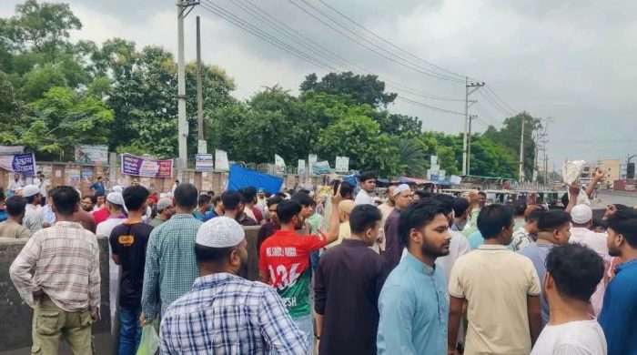কালিয়াকৈরে মৌচাক এলাকায় মহাসড়কে  দুর্ঘটনা এড়াতে ফুটওভার ব্রিজের নির্মাণের দাবিতে অবরোধ ও বিক্ষোভ স্থানীয় বাসিন্দারা