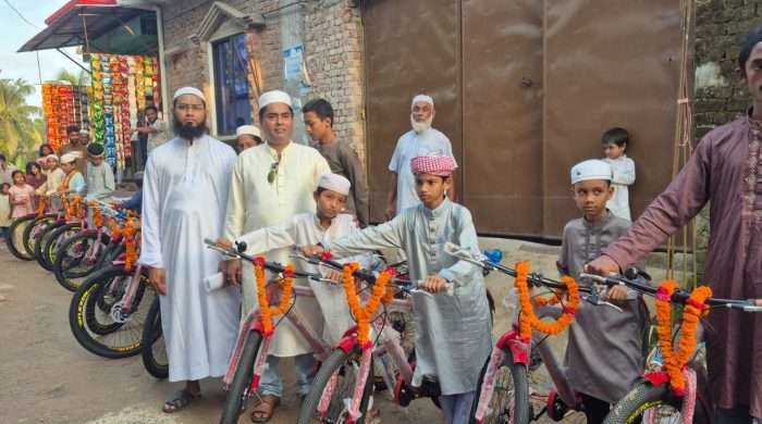টানা ৪০ দিন মসজিদে নামাজ আদায়: শিশুদের হাতে পুরস্কার হিসেবে সাইকেল তুলে দিল