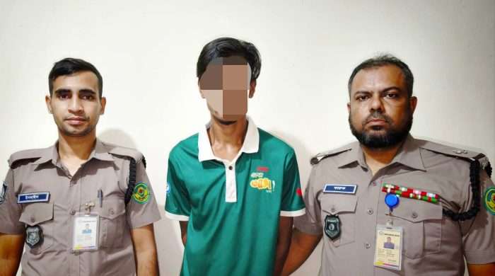 সিএমপি’র চকবাজার থানার অভিযানে আলোচিত ডিডিএন অফিসে হামলা-ভাঙচুরের ঘটনায় সিসিটিভি ফুটেজে শনাক্ত অন্যতম হামলাকারী মোঃ রাজ্জাক ওরফে চিকনা রাজু গ্রেফতার