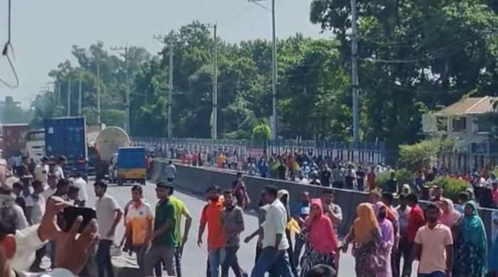 কালিয়াকৈরে বেতন ভাতা ও বোনাস বৃদ্ধির দাবিতে মহাসড়ক অবরোধ, কারখানায় ভাঙচুর